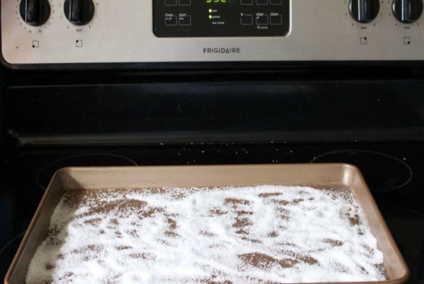 С какой целью в духовку кладут противень с солью С какой целью в духовку кладут противень с солью