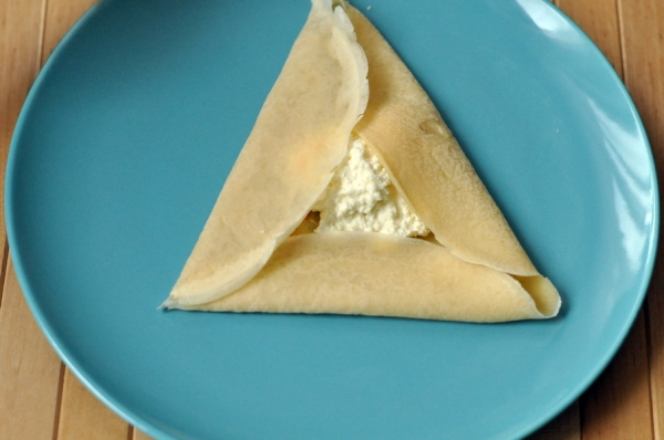 Простой способ красиво свернуть блинчик треугольником