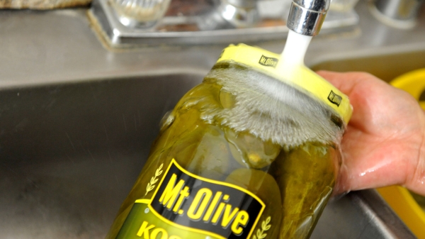 Простые и доступные способы, которые позволят открыть стеклянную банку без открывашки Простые и доступные способы, которые позволят открыть стеклянную банку без открывашки