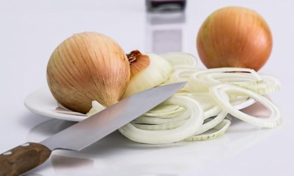 Можно ли порезать свежий лук так, чтобы не заплакать: эффективные способы Можно ли порезать свежий лук так, чтобы не заплакать: эффективные способы