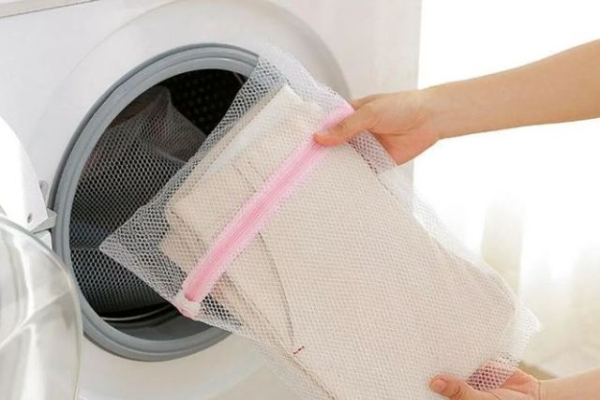 Коварный пододеяльник: что делать, чтобы белье не сбивалось в пододеяльнике во время стирки Коварный пододеяльник: что делать, чтобы белье не сбивалось в пододеяльнике во время стирки