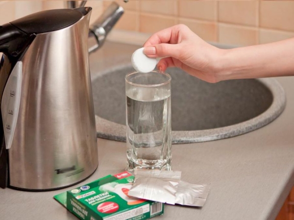 Неприятный вкус воды и отложение солей: когда нужно чистить чайник и как это сделать Неприятный вкус воды и отложение солей: когда нужно чистить чайник и как это сделать