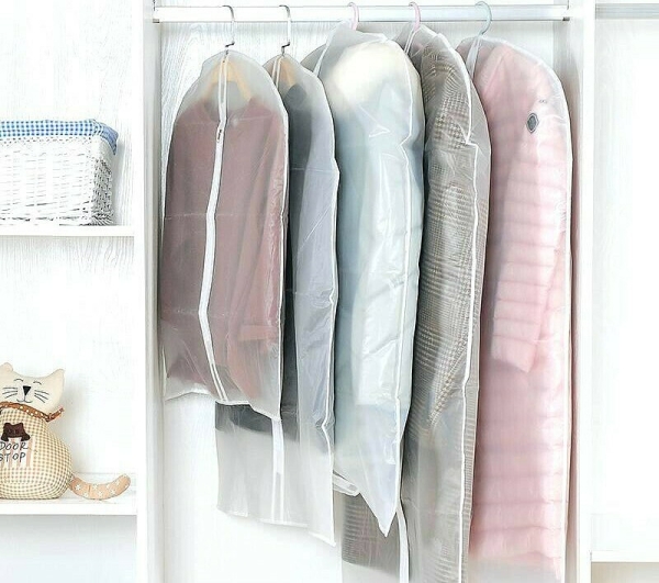 Особенности хранения летних вещей зимой: как часто нужно стирать пуховики, джинсы, пуловеры, кроссовки