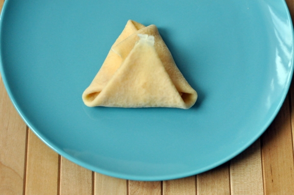 Простой способ красиво свернуть блинчик треугольником