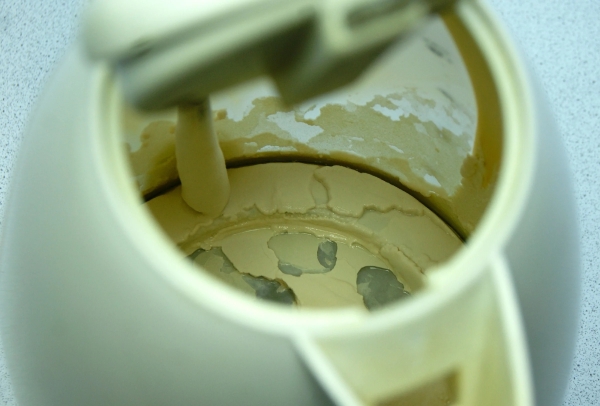 Неприятный вкус воды и отложение солей: когда нужно чистить чайник и как это сделать Неприятный вкус воды и отложение солей: когда нужно чистить чайник и как это сделать