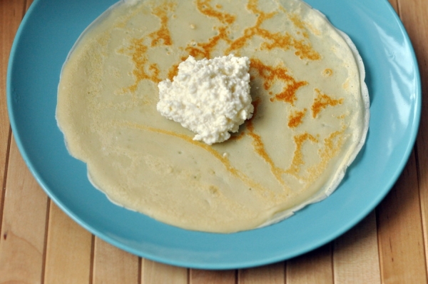 Простой способ красиво свернуть блинчик треугольником