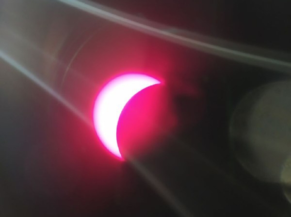 Какие знаки увидели москвичи в солнечном затмении: от серпа до «огненных фонтанов»