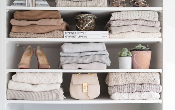 Вешать или складывать? Какие вещи нельзя хранить на вешалках