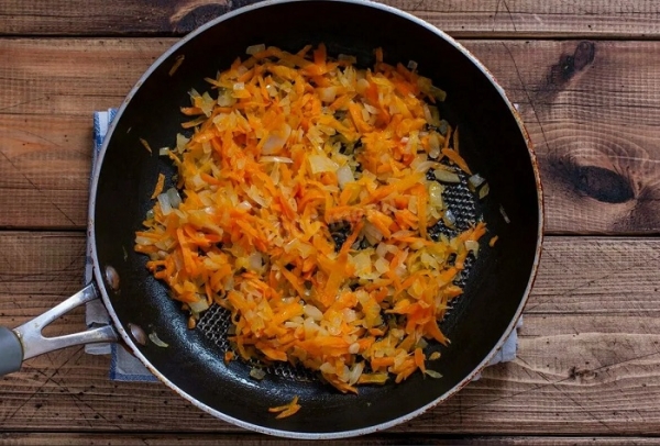 Раскрыт секрет, который поможет сделать зажарку из лука и моркови еще вкуснее