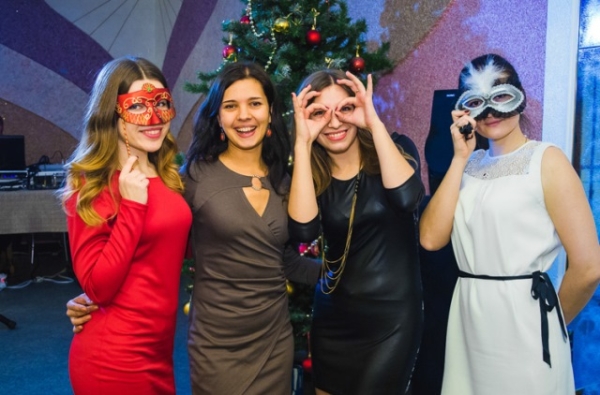 В чем встречать Новый 2023 год: наряды какого цвета нельзя надевать на новогодний вечер