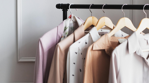 Вешать или складывать? Какие вещи нельзя хранить на вешалках