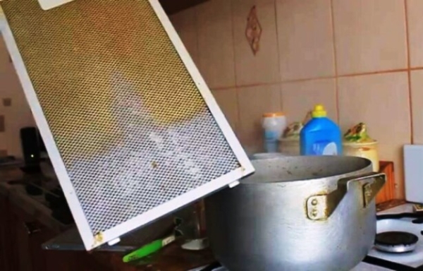 Как при помощи народных средств очистить от жира кухонную вытяжку Как при помощи народных средств очистить от жира кухонную вытяжку