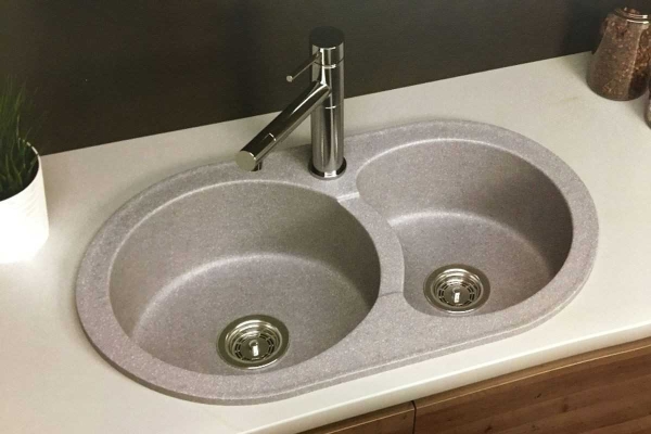 Почему одежду нужно стирать в газировке, а ванну чистить грейпфрутом: необычные лайфхаки