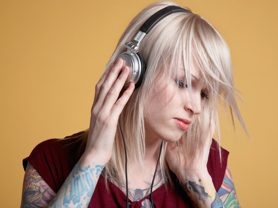 Названа опасность использования наушников для миллиарда молодых людей