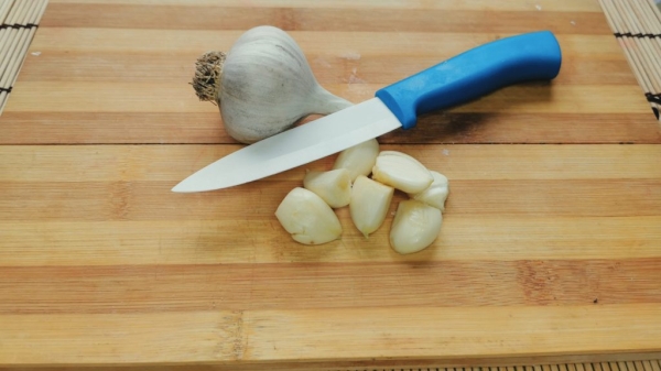 Пять способов легко почистить чеснок от шелухи Пять способов легко почистить чеснок от шелухи