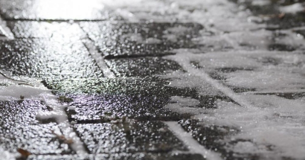 Чтобы не было скользко: чем посыпать обледеневший порог, ступеньки и дорожки Чтобы не было скользко: чем посыпать обледеневший порог, ступеньки и дорожки