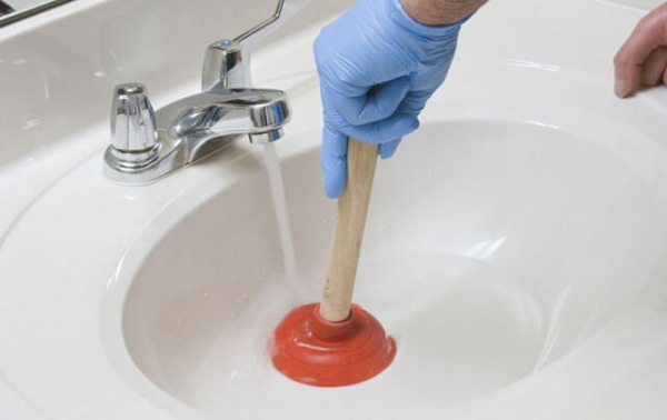 Проверенные домашние средства, которые помогут быстро прочистить слив