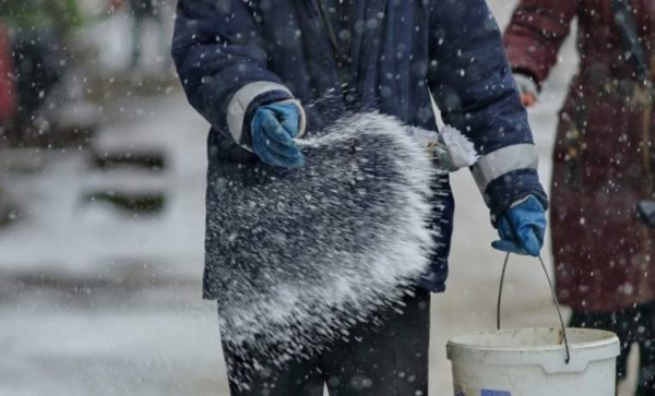 Чтобы не было скользко: чем посыпать обледеневший порог, ступеньки и дорожки Чтобы не было скользко: чем посыпать обледеневший порог, ступеньки и дорожки