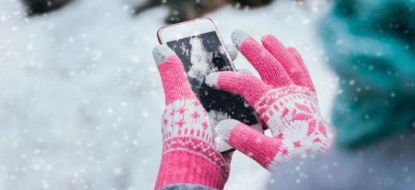 Эксперт рассказал, что делать, если смартфон упал в сугроб