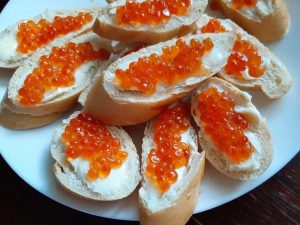 Как отличить настоящую красную икру от подделки: 6 способов