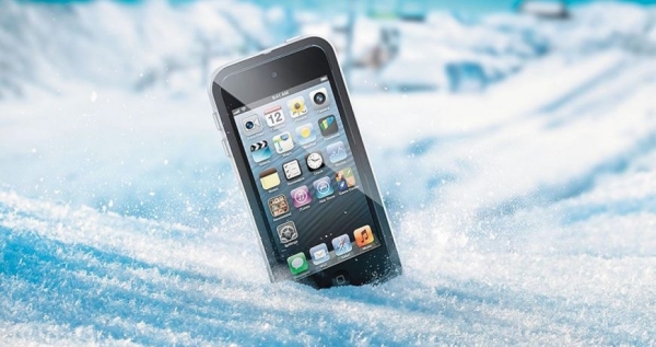 Эксперт рассказал, что делать, если смартфон упал в сугроб