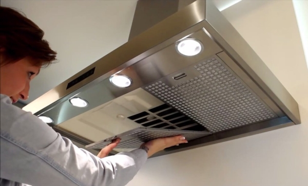 Простые и доступные способы очистки вытяжки на кухне