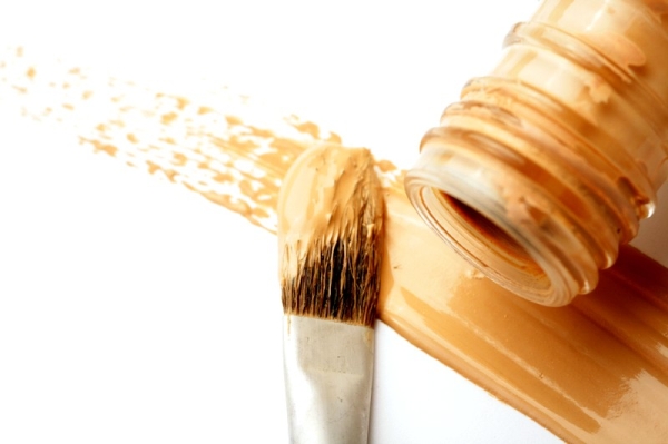 Четыре способа помогут избавиться от следов тонального крема на одежде