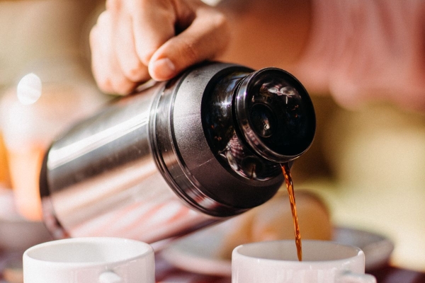 Проверенные хитрости, которые помогут избавиться от чайного налета на чашках и в термосе