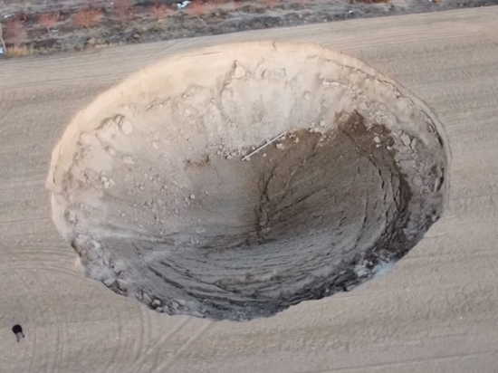 Российский ученый Богоявленский объяснил появление огромной воронки на поле в Турции