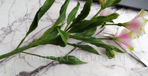 Цветок альстромерия из холодного фарфора Цветок альстромерия из холодного фарфора