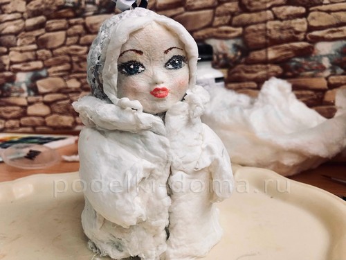 Снегурочка из смешанного папье-маше Снегурочка из смешанного папье-маше