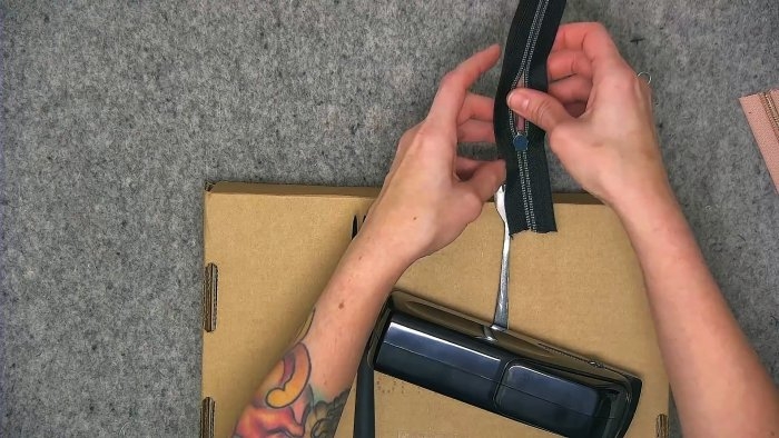 Как без мороки завести бегунок на молнию с помощью вилки Как без мороки завести бегунок на молнию с помощью вилки