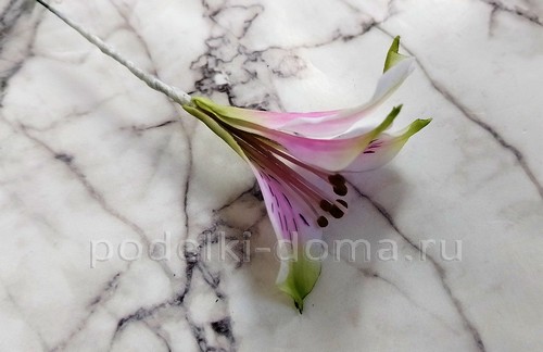 Цветок альстромерия из холодного фарфора Цветок альстромерия из холодного фарфора