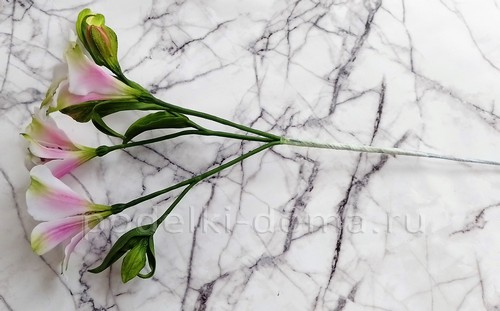 Цветок альстромерия из холодного фарфора Цветок альстромерия из холодного фарфора