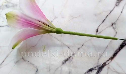 Цветок альстромерия из холодного фарфора Цветок альстромерия из холодного фарфора