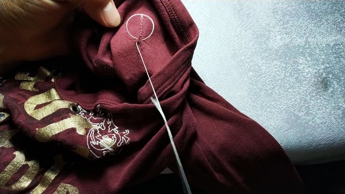 Как незаметно и аккуратно зашить дырку в одежде Как незаметно и аккуратно зашить дырку в одежде