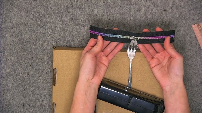 Как без мороки завести бегунок на молнию с помощью вилки Как без мороки завести бегунок на молнию с помощью вилки