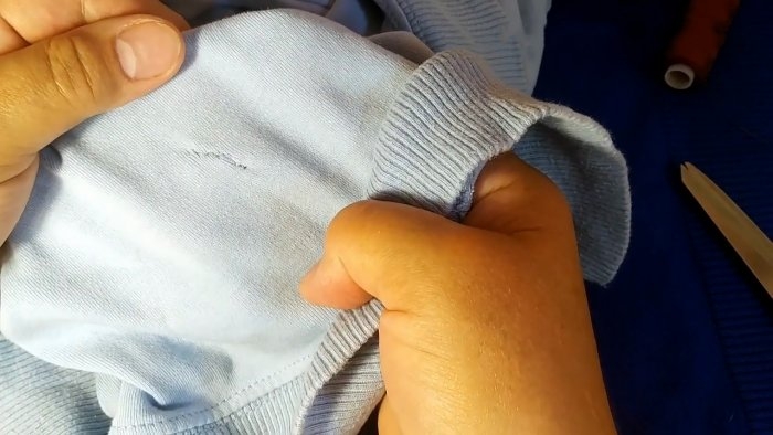 Как зашить дырку потайным швом при помощи скотча Как зашить дырку потайным швом при помощи скотча