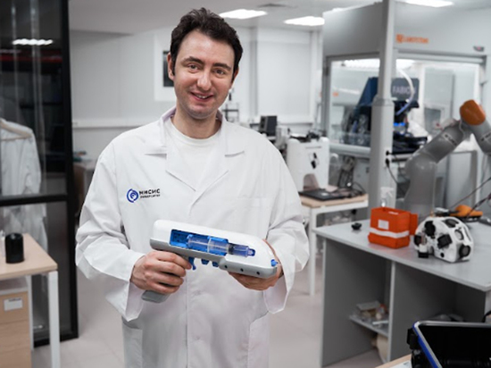 Столичные студенты создали «тканевый пистолет», заклеивающий рану на поле боя