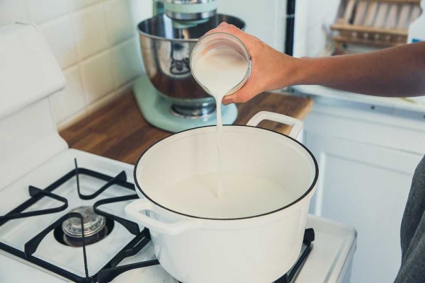 Зачем кипятить молоко и как правильно это делать без пригорания и пленки