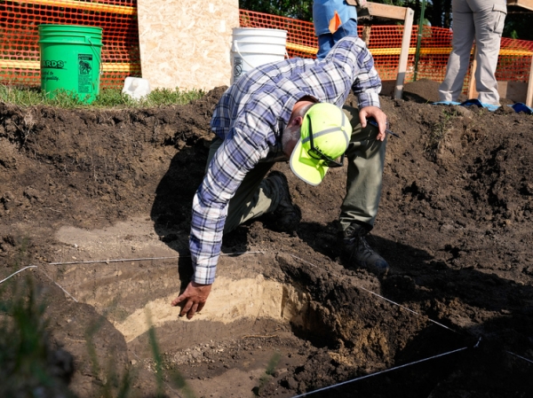 Археологи приступили к раскопке захоронения десятков детей в американской школе