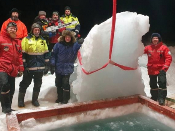 В Арктике продолжает дрейфовать российское судно, вмерзшее в гигантскую льдину