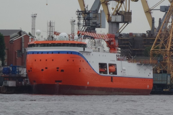 В Арктике продолжает дрейфовать российское судно, вмерзшее в гигантскую льдину