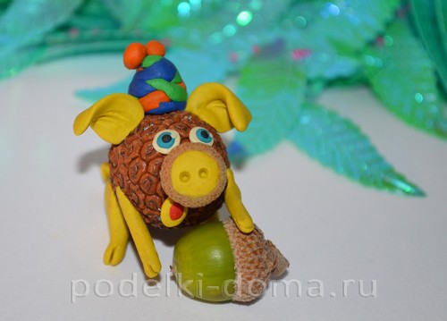 Ёжик из шишки и пластилина