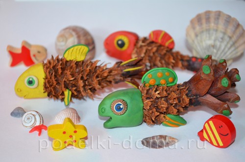 Ёжик из шишки и пластилина