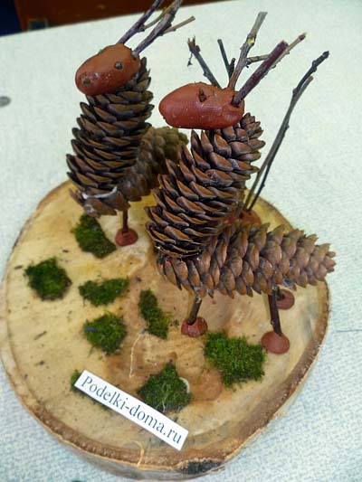 Ёжик из шишки и пластилина