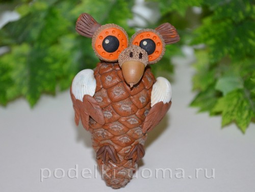 Ёжик из шишки и пластилина