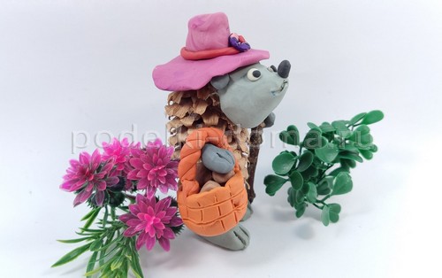 Ёжик из шишки и пластилина