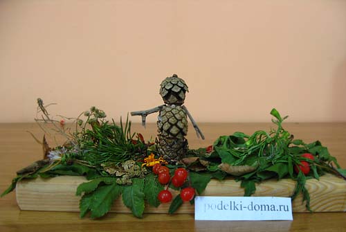 Ёжик из шишки и пластилина