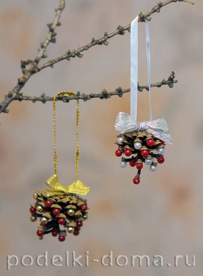 Ёжик из шишки и пластилина